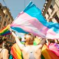 Fra Pride-parade en sommerdag, og det flagges med Prideflagg og Transgender-flagg