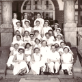 Bildet fra 1954 viser ferdige sykepleiere ved Rigshospitalet – med de første sju mannlige sykepleierne i Danmark. 