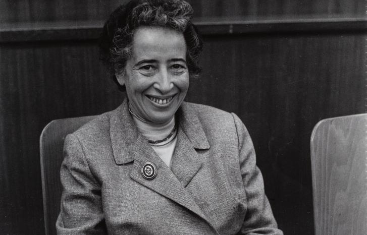 Hannah Arendt sitter på en stol