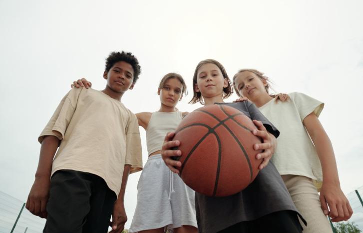 Gruppe ungdommer med basketball