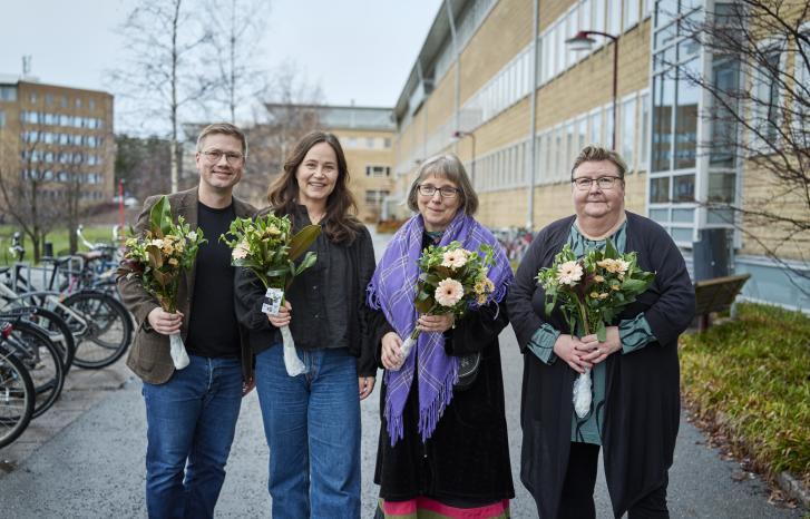 Vinnerne av årets tidsskriftsartikkel Jon Petter Stoor, Jennie Brandén, Monica Burman og Lena Maria Nilsson med hver sin blomsterbukett