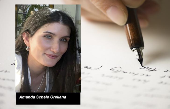 Portrettfoto av Amanda Scheie Orellana mot bakgrunn av penn som skriver