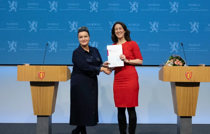 Her overleverer leder av vinnearbeidshelseutvalget, Nina Tangnæs Grønvold, som overleverte rapporten til arbeids- og inkluderingsminister Tonje Brenna. Foto: Simen Gald / Arbeids- og inkluderingsdepartementet
