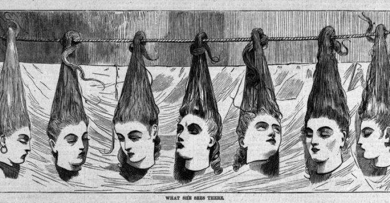 Syv avkappede kvinnehoder der håret er brukt til å knytte dem på en snor