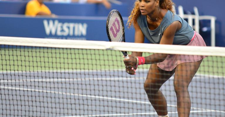 Ung kvinne klar til spill på tennisbanen