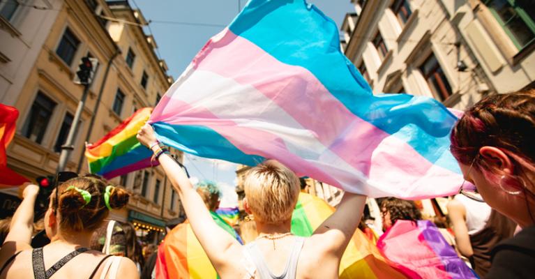 Fra Pride-parade en sommerdag, og det flagges med Prideflagg og Transgender-flagg