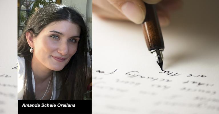 Portrettfoto av Amanda Scheie Orellana mot bakgrunn av penn som skriver