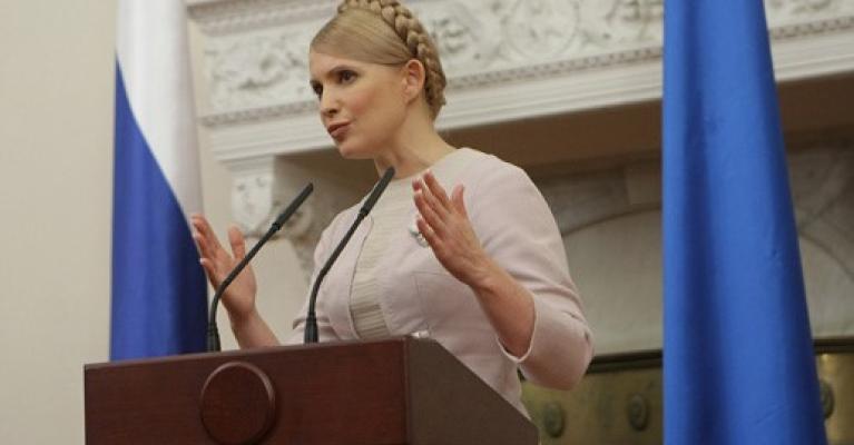 Portrett av Julija Volodymyrivna Tymosjenko, ukrainsk politiker og tidligere statsminister, på talerstolen.