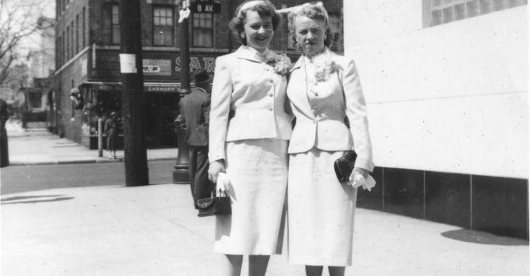 Martha (t.v.) og Signe Engedal fotografert i Brooklyn påsken 1955