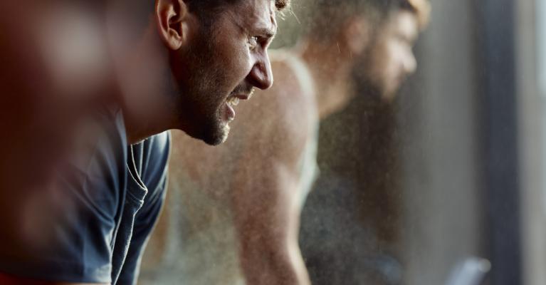 To menn på treningssenter