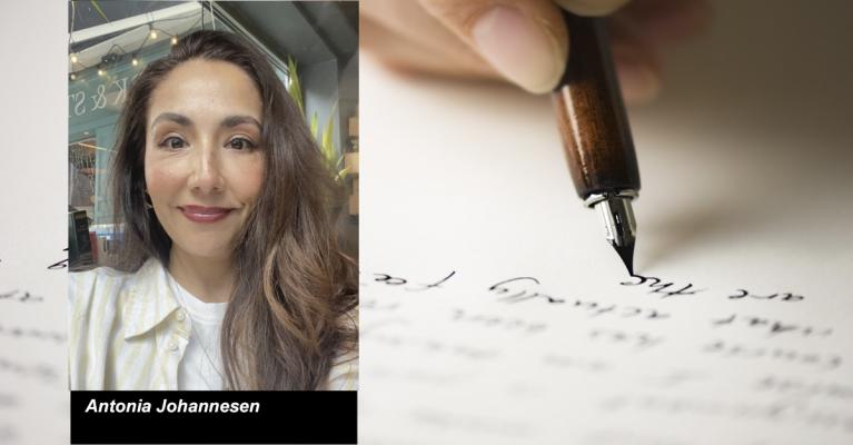 Portrettfoto av Antonia Johannesen mot bakgrunn av skrivende hånd