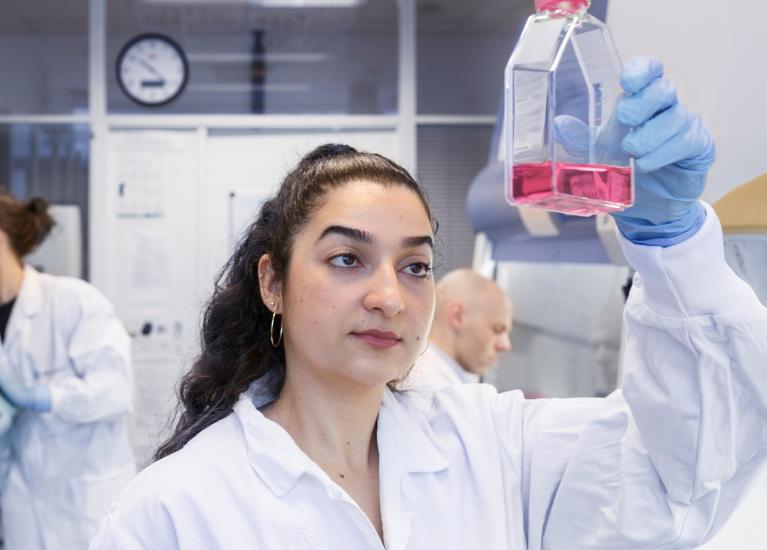 Kvinnehelse temaside forskere på laboratorium (Tomas Gunnarsson)