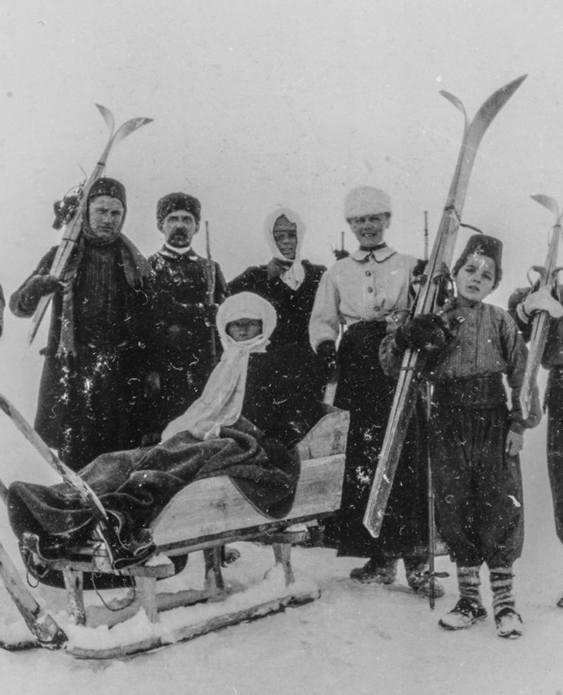 Bodil Biørn og ekteparet von Dobbeler på skitur med armenske hjelpere.