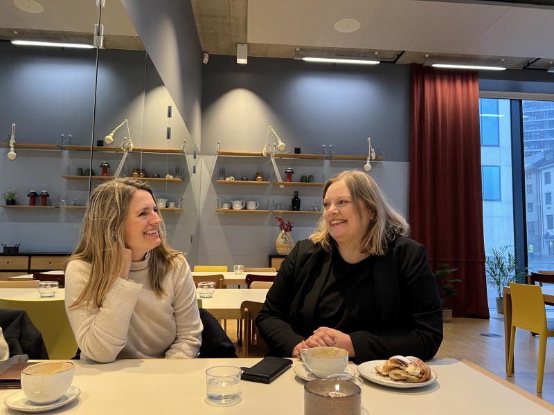 Ann-Torill Tørrisplass og Astri Dankertsen diskuterer mulige temanummer for Tidsskrift for kjønnsforskning på kafé