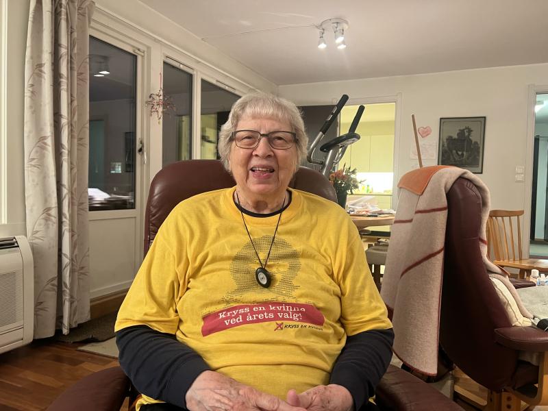 Kryss av en kvinne! Det er en kvinnehistoriebevisst Torild Skard som møter Kilden i Sandvika.