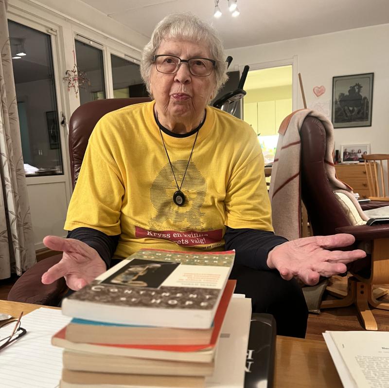 Torild Skard med en stabel bøker hun selv har skrevet