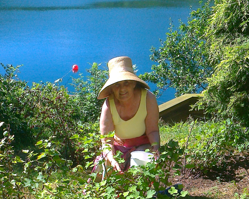 Marit Halvorsen steller i hagen