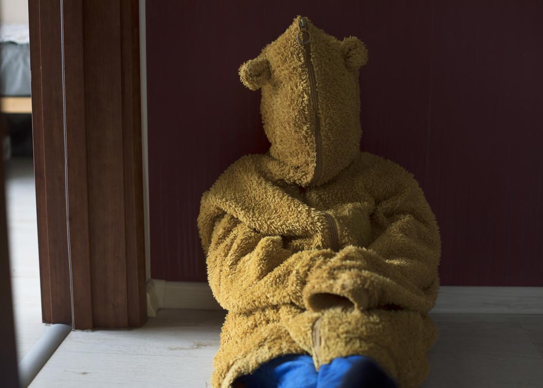 Barn med teddyfleece over ansiktet