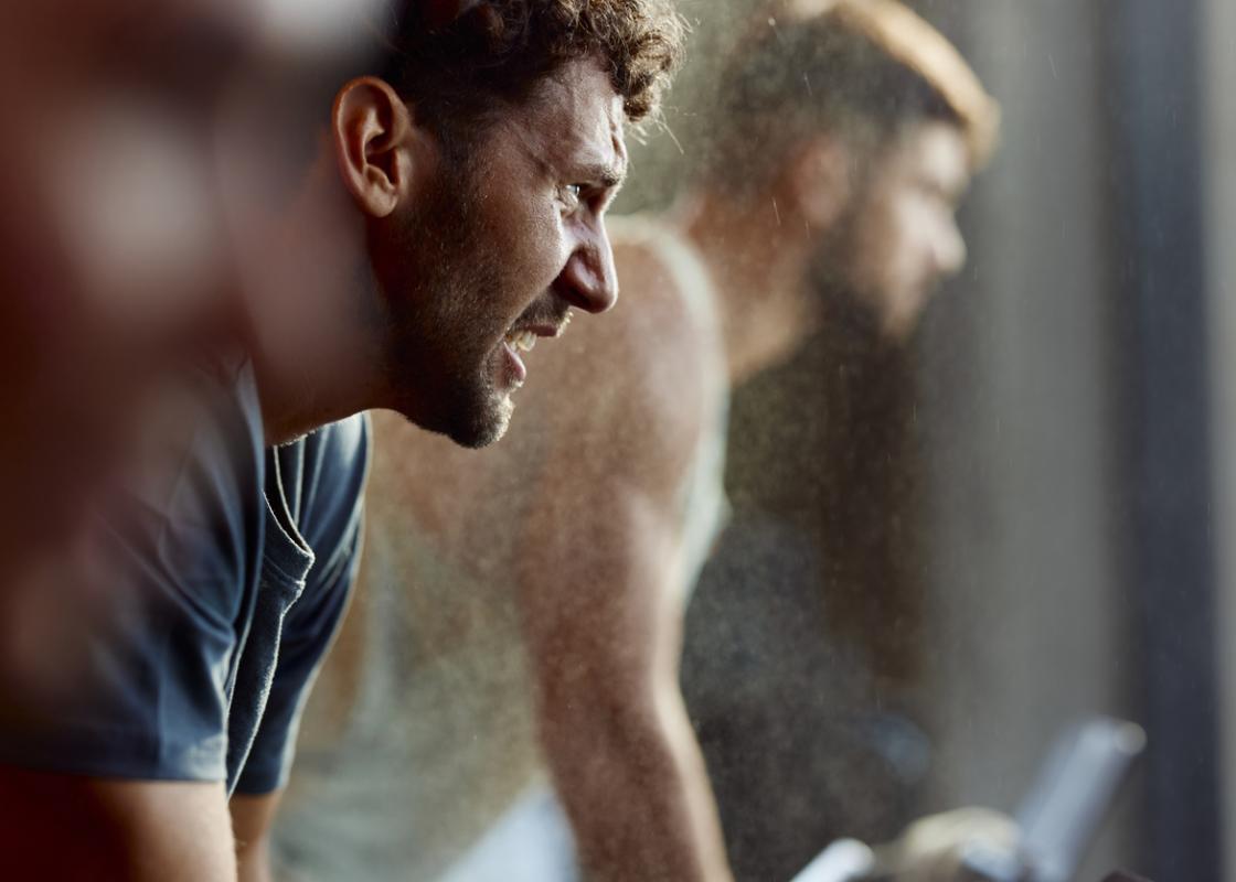 To menn på treningssenter