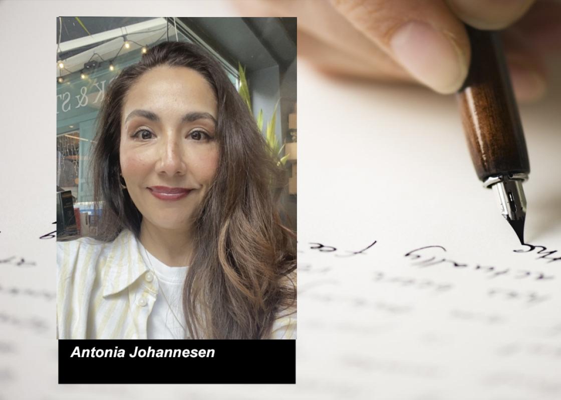 Portrettfoto av Antonia Johannesen mot bakgrunn av skrivende hånd