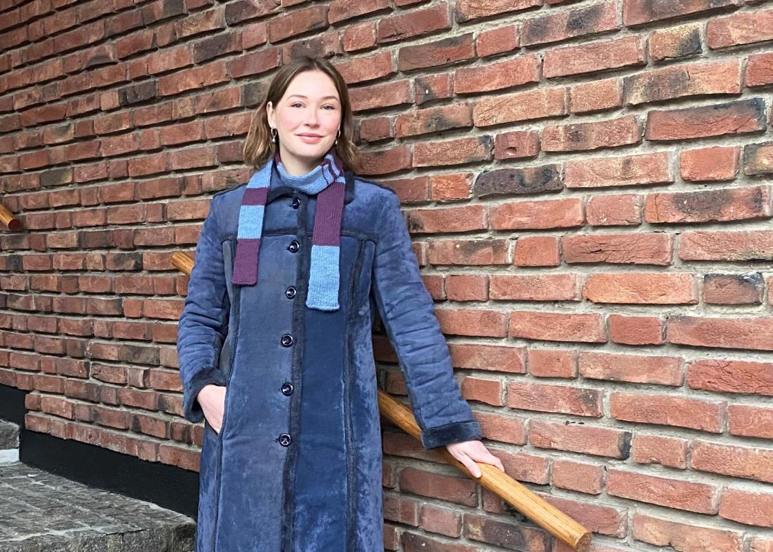 Stipendiat Thora Bjørke Sandberg, i trappen utenfor Institutt for samfunnsforskning