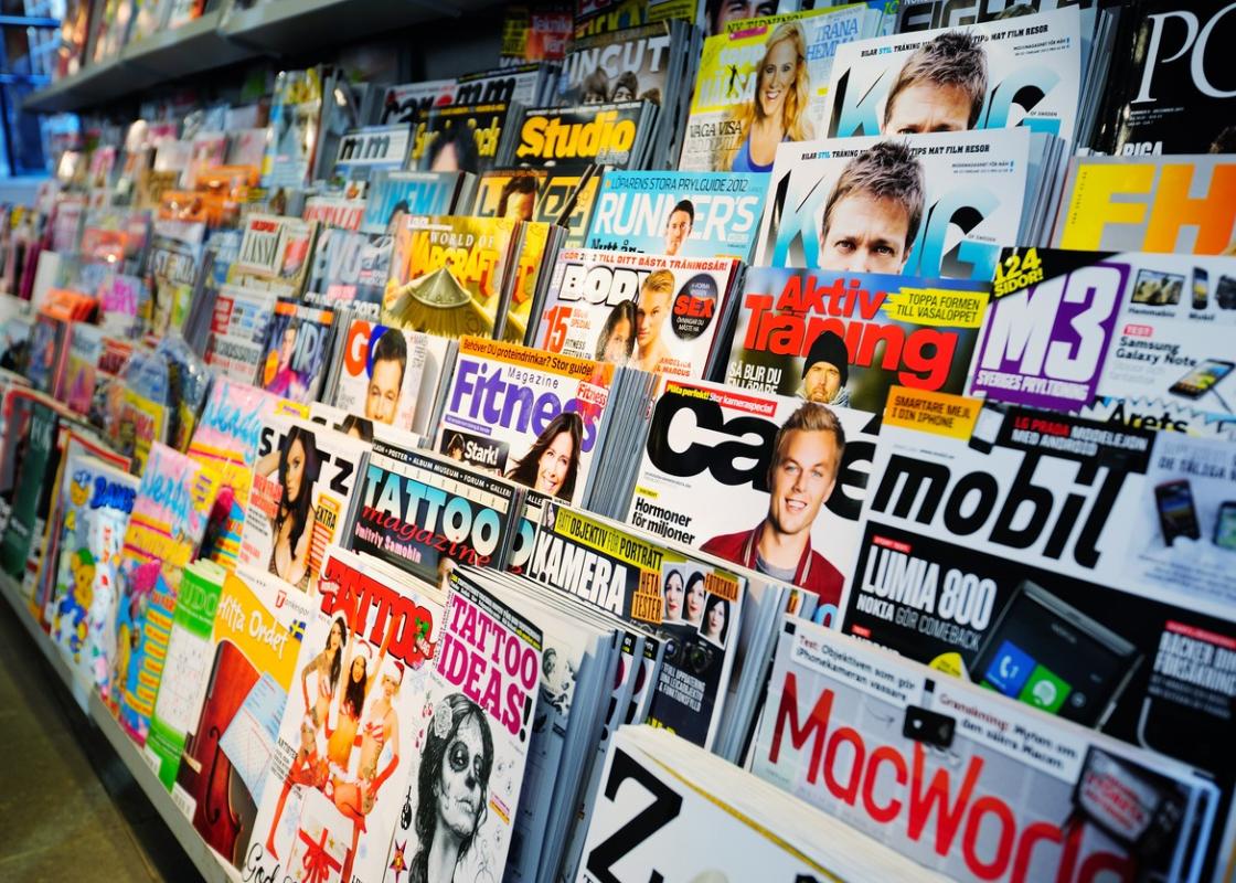 Diverse magasiner stilt ut i en butikkhylle