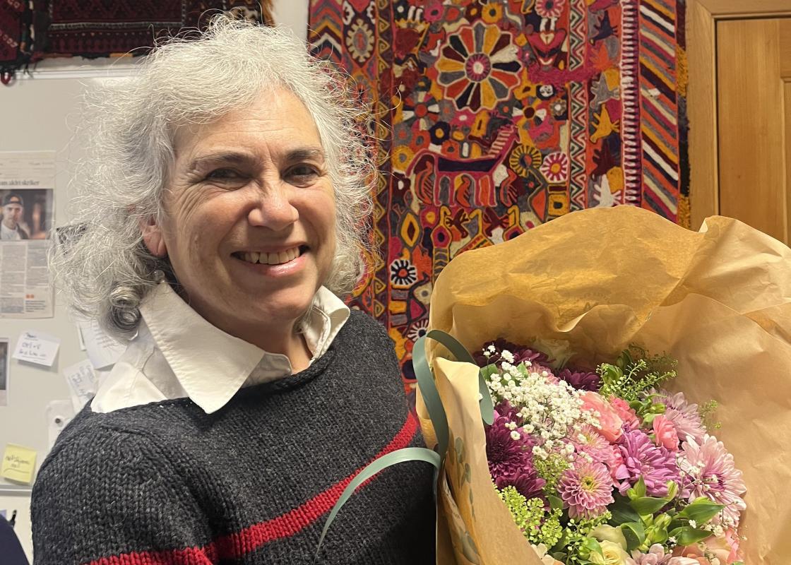 Professor Rania Maktbai med blomsterbuketten hun fikk for årets artikkel i Tidsskrift for kjønnsforskning