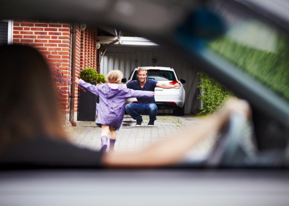 Mor sitter i bilen og ser datteren løpe mot far som venter med åpne armer