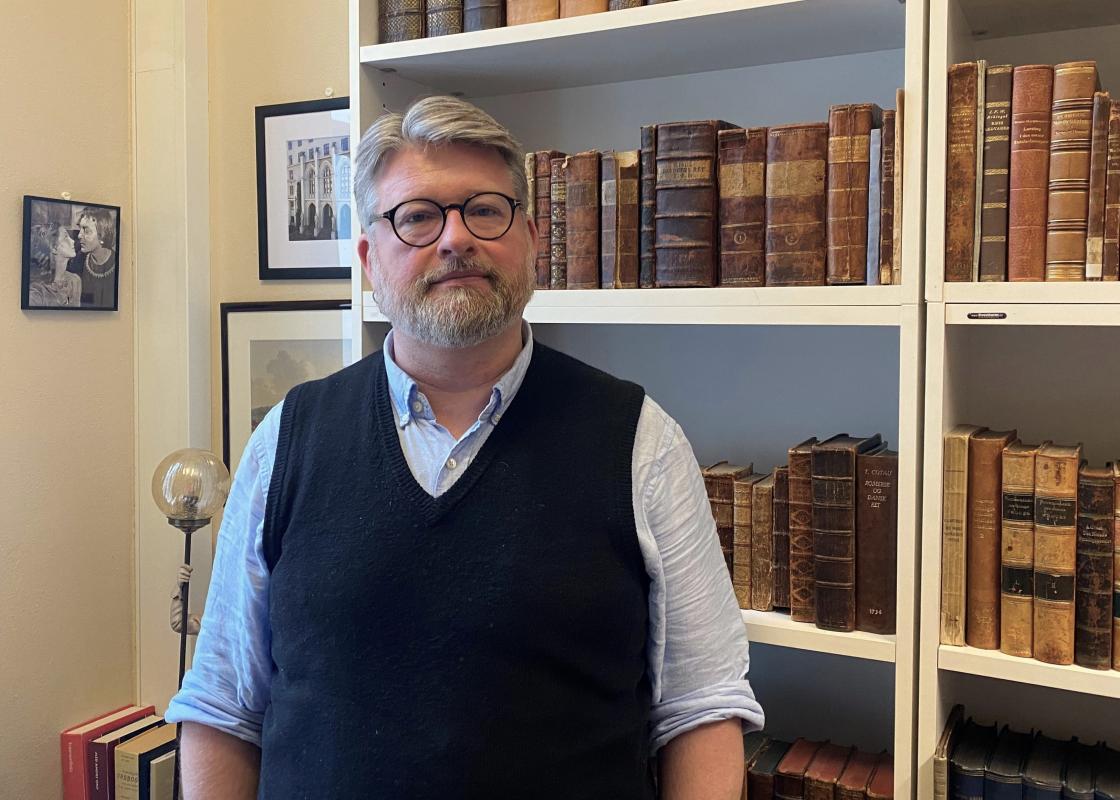 Jussprofessor Jørn Øyrehagen Sunde står foran bokhylla på kontoret sitt