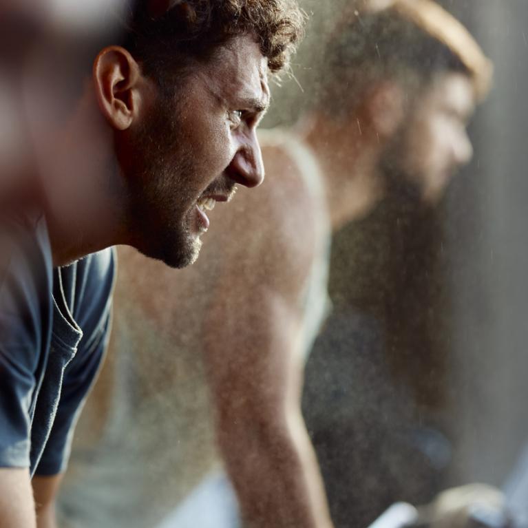 To menn på treningssenter