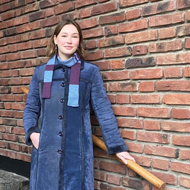 Stipendiat Thora Bjørke Sandberg, i trappen utenfor Institutt for samfunnsforskning