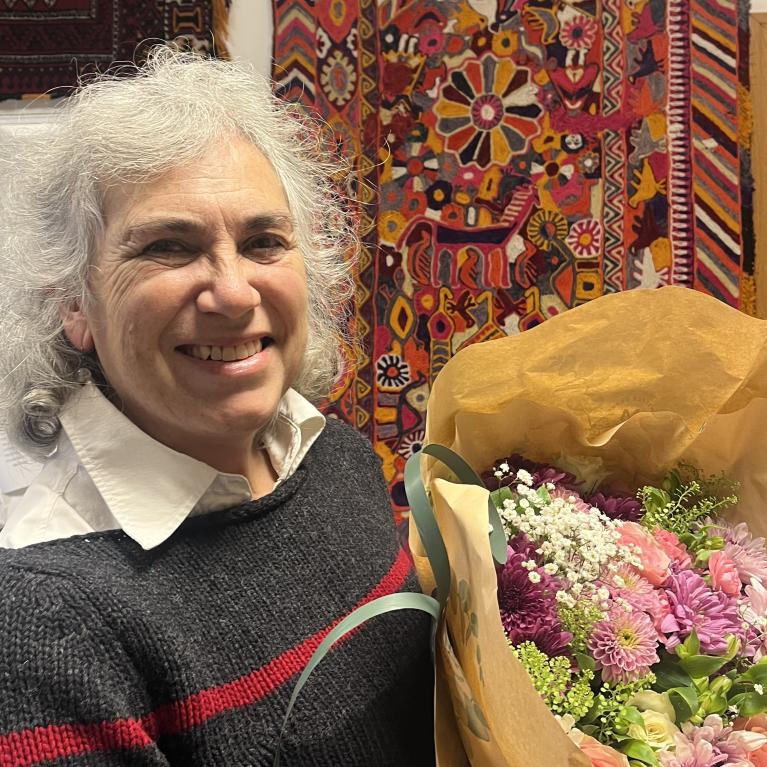 Professor Rania Maktbai med blomsterbuketten hun fikk for årets artikkel i Tidsskrift for kjønnsforskning