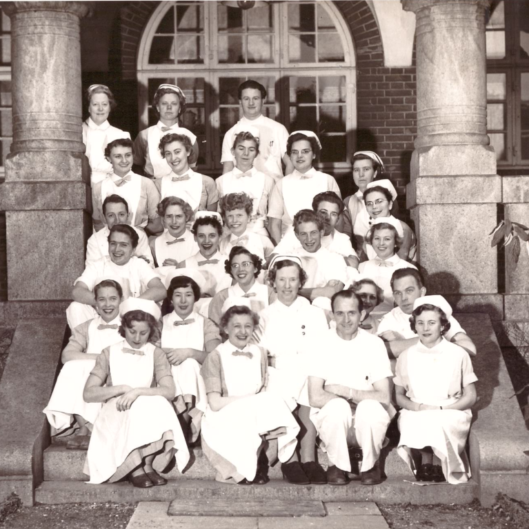 Bildet fra 1954 viser ferdige sykepleiere ved Rigshospitalet – med de første sju mannlige sykepleierne i Danmark. 