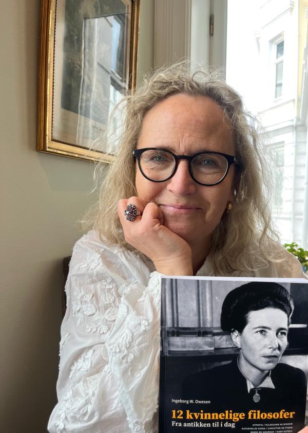 Ingeborg Owesen Portrettfoto av Ingeborg Owesen som holder sin nye bok om kvinnelige filosofer.