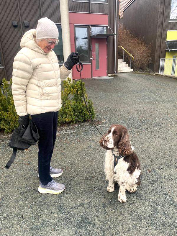 Kari Melby med hunden Jeppe på Berget
